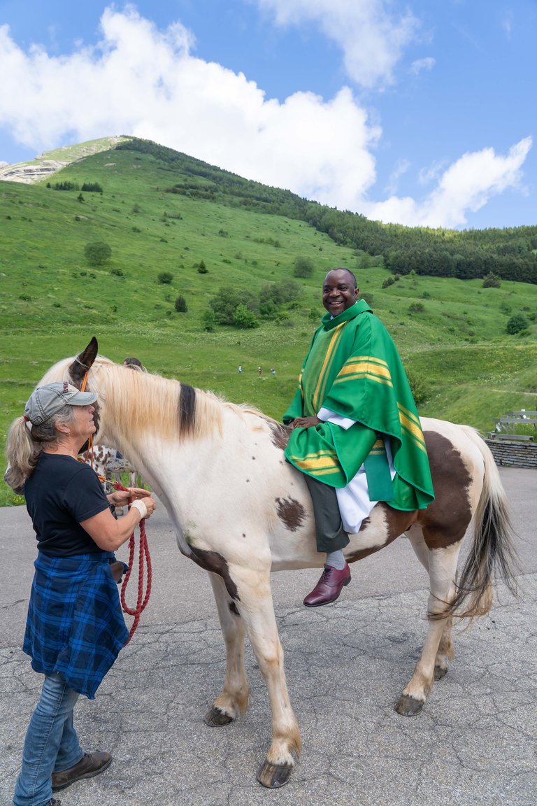 Cavalcade pelerine 2024-recteur à cheval.jpg