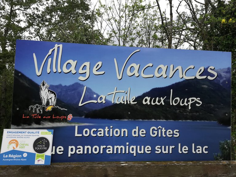 Tuile aux loups - panneau.jpg
