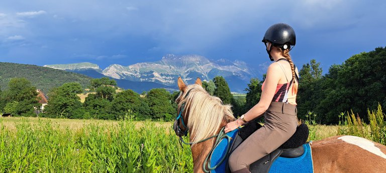 Cavalière regarde Châtel.jpg