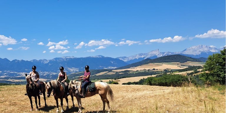 3 cavalières montagnes Trièves.jpg